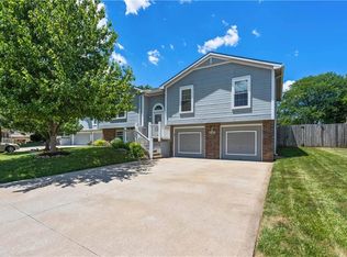 1005 SE Eastridge Dr, Blue Springs, MO 64014