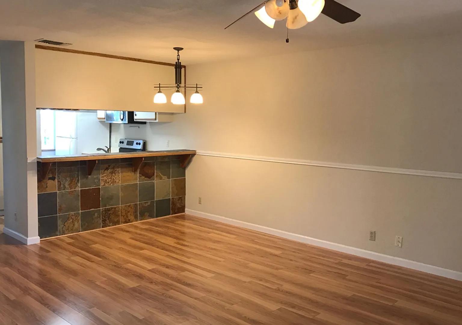 2 Bedroom 1.5 Bath Updated Condo Available September! — Photo 2