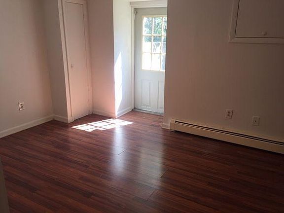 4th image of 25 Hawkes Ave