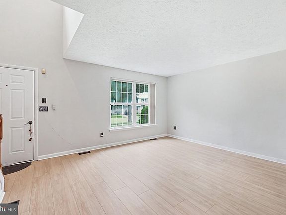5th image of 409 Lily Brook Ct