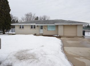 4367 S 46th St, Greenfield, WI 53220