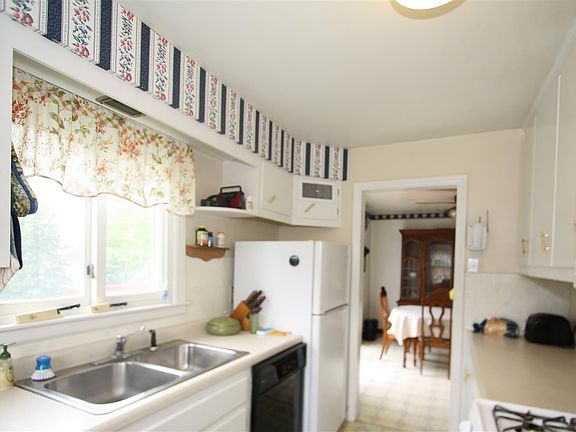 3rd image of 12 Maplewood Dr