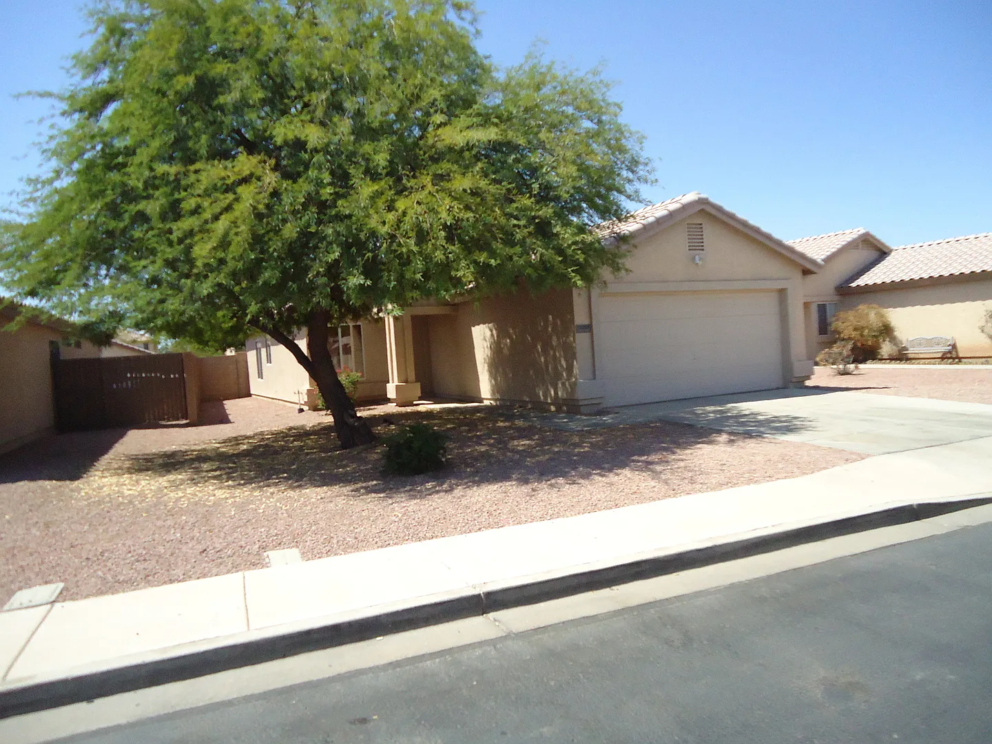 3 Bedroom 2 Bath- All tile- El Mirage — Photo 2