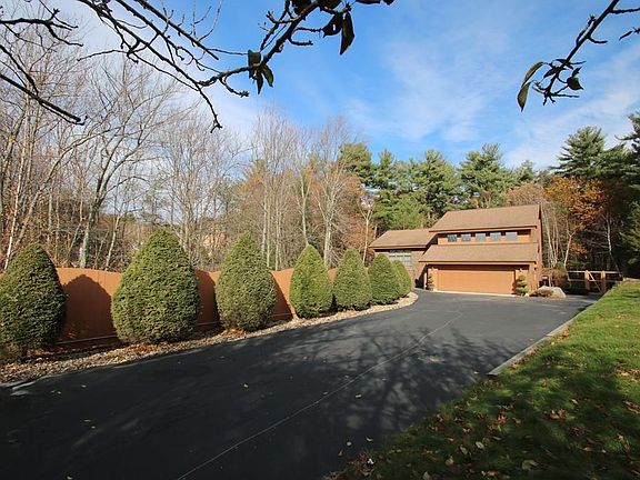 2nd image of 4 Fox Hollow Dr