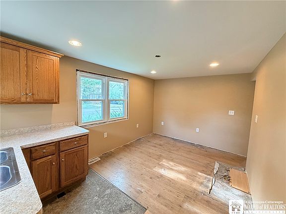 5th image of 414 Mullet St