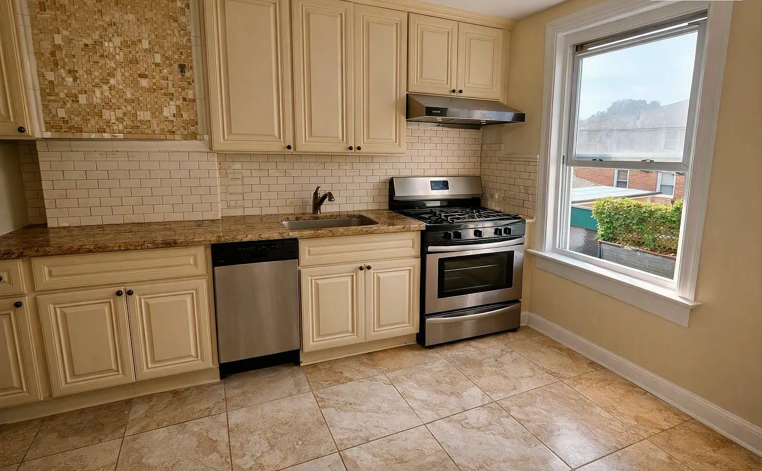 3 bed, $3,000 — Photo 4