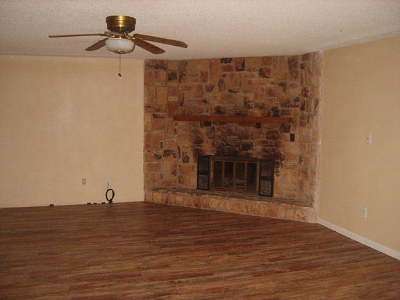 3rd image of 606 W Larkspur St