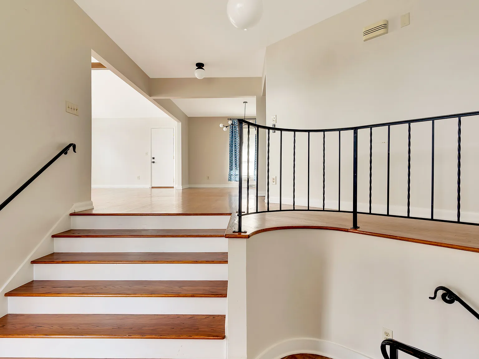5 bed, 2768 sqft, $3,400 — Photo 3
