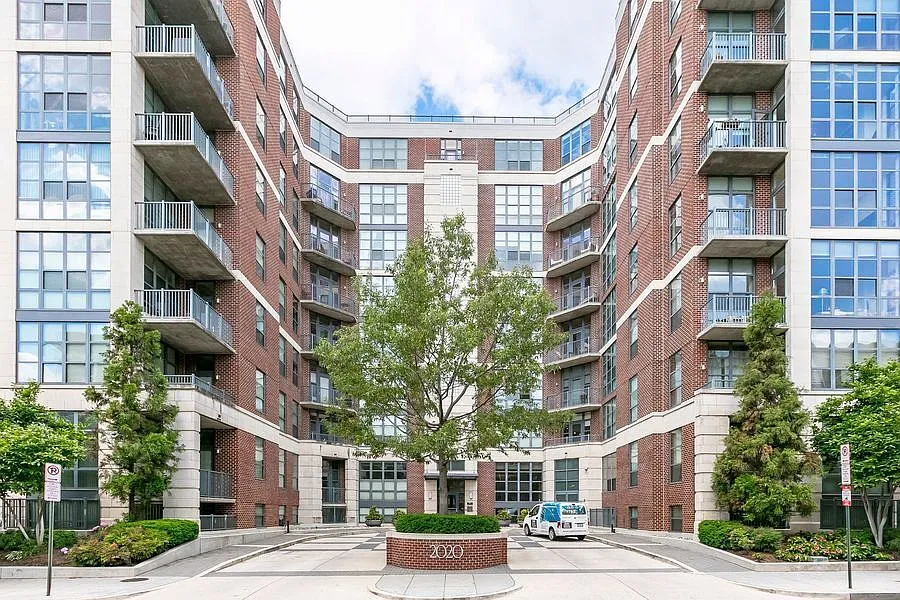 Luxury, 2 Bedroom Loft With Gym & Rooftop Deck - Parking And Storage Included! — Photo 2