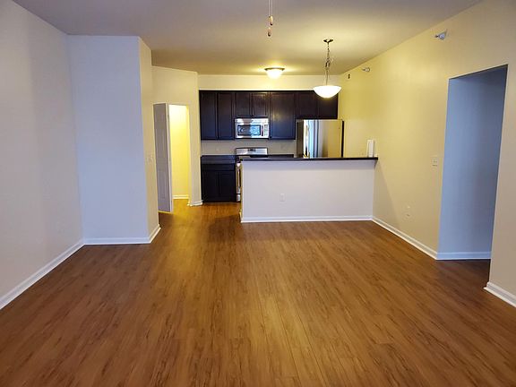 2nd image of 956 W Summerfield Gln