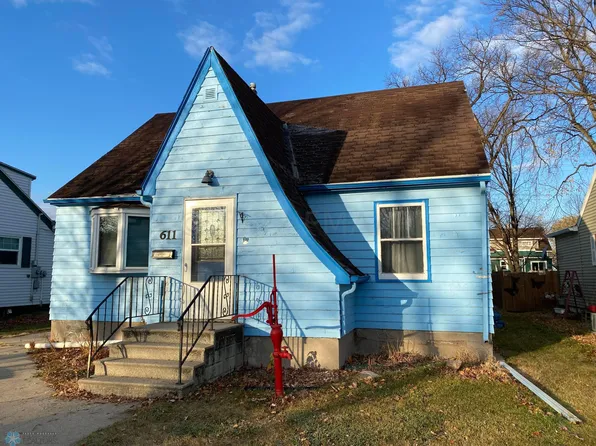 611 5th St N, Wahpeton, ND 58075