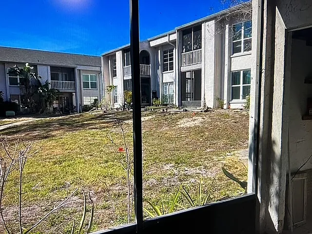 3 bed, 1274 sqft, $2,200 — Photo 2