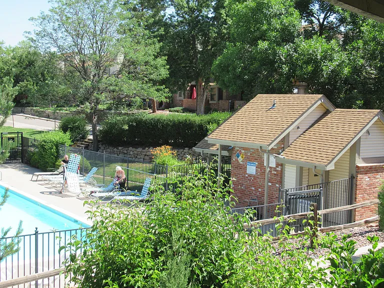 Pool and tennis included in the rent
