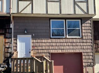 96 Carriage Ct, Farmington, NY 14425