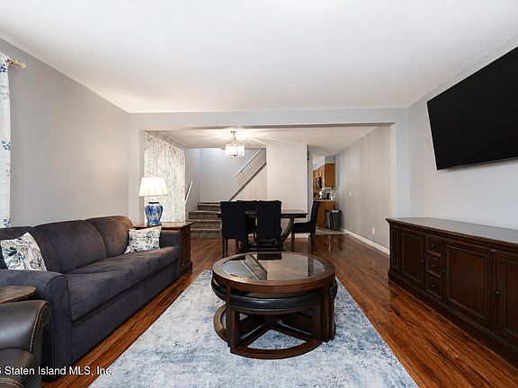 5th image of 329 Rudyard St