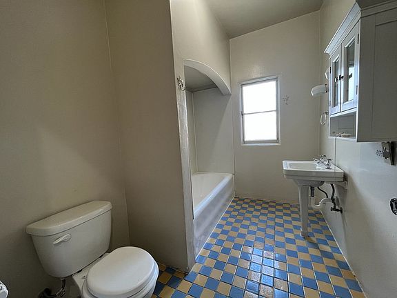 5th image of 441 Merritt Ave APT 402
