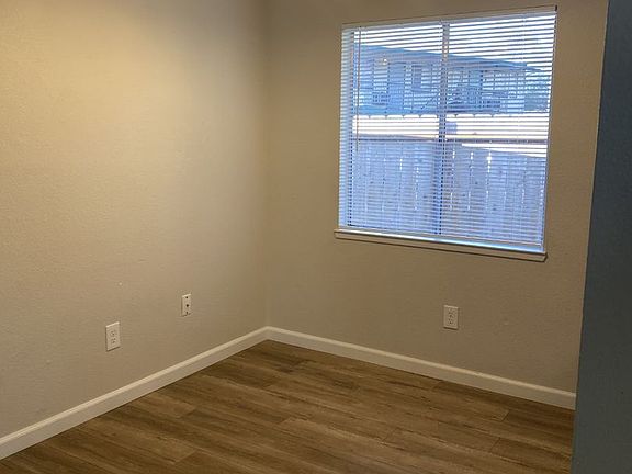 3rd image of 237 Boulder Creek Dr APT B