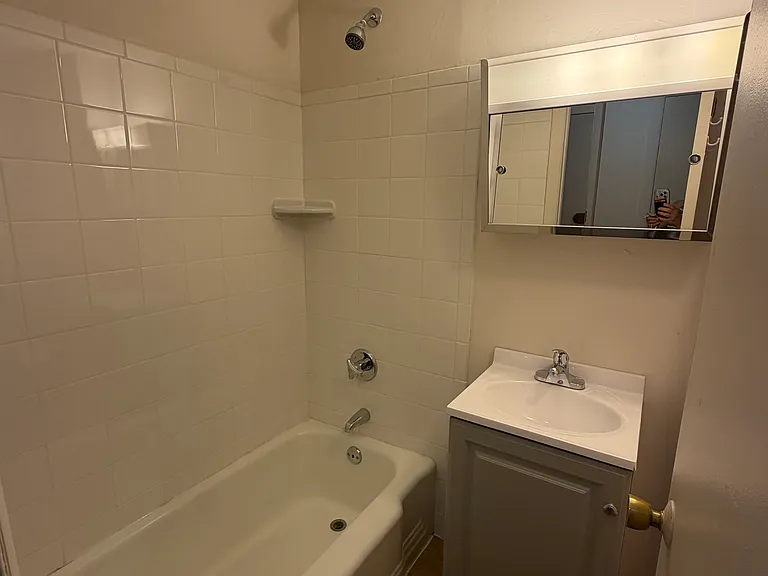 Bathroom has tub/shower