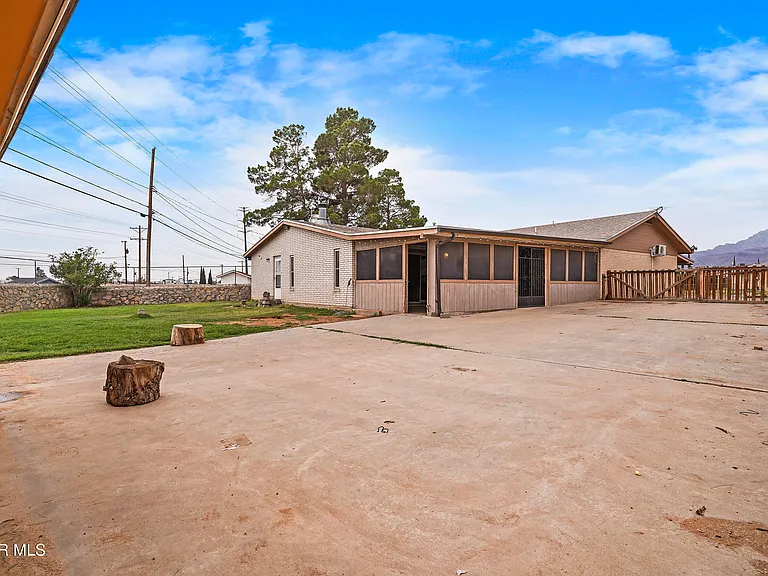 10372 Shenandoah St — Photo 32