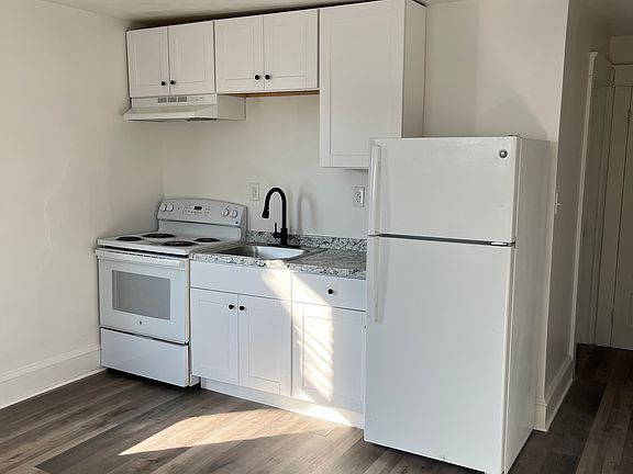 2nd image of 831 W King St #B
