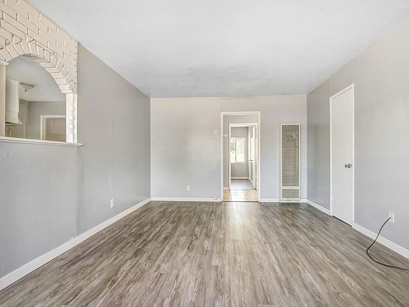 4th image of 621 W Avenue H8