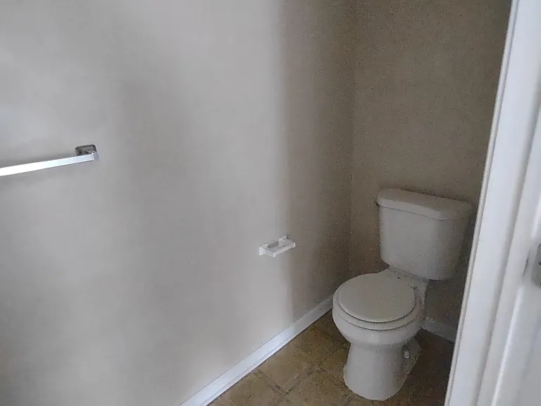 404 S Claymont St — Photo 4