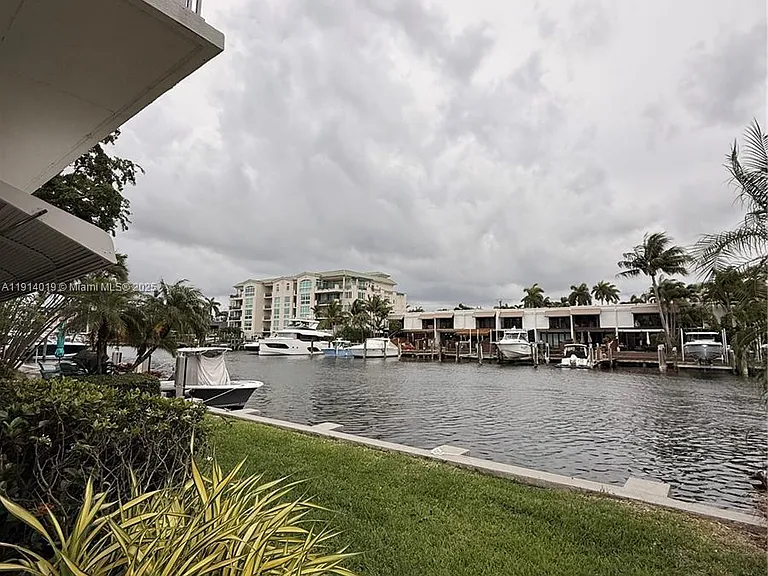180 Isle Of Venice Dr #100 — Photo 2
