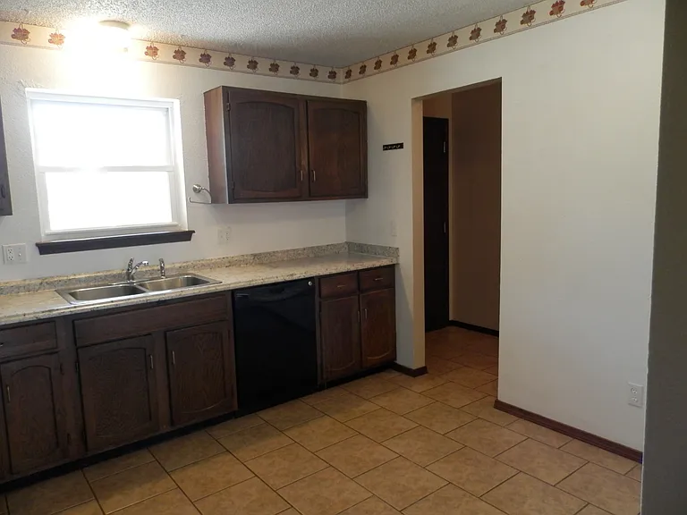 331 NE Spruce Ave — Photo 4