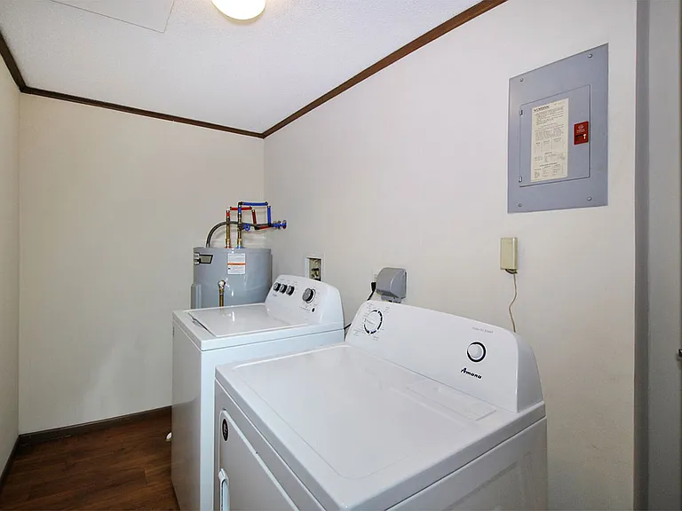 Surrey Park Apartments — Photo 22