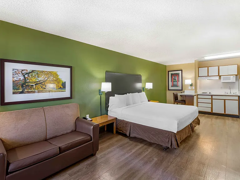 Deluxe Studio - 1 King Bed