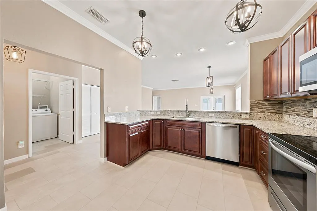 3 bed, 2.0 bath, 1877 sqft, $3,300 — Photo 3