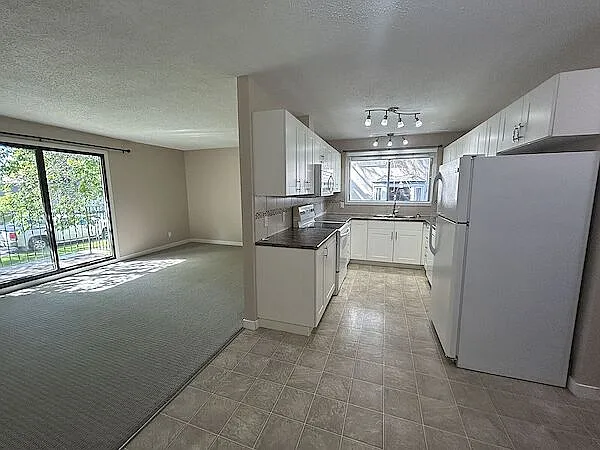Spacious 2 Bedroom,Main Floor*In Suite Laundry*Great Location — Photo 2