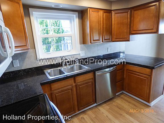 3rd image of 726 SE 40th Ct