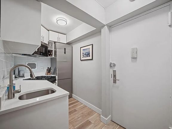 4th image of 220 E 67th St APT 7F