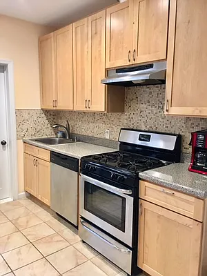 Rented by Halvatzis Realty | media 16