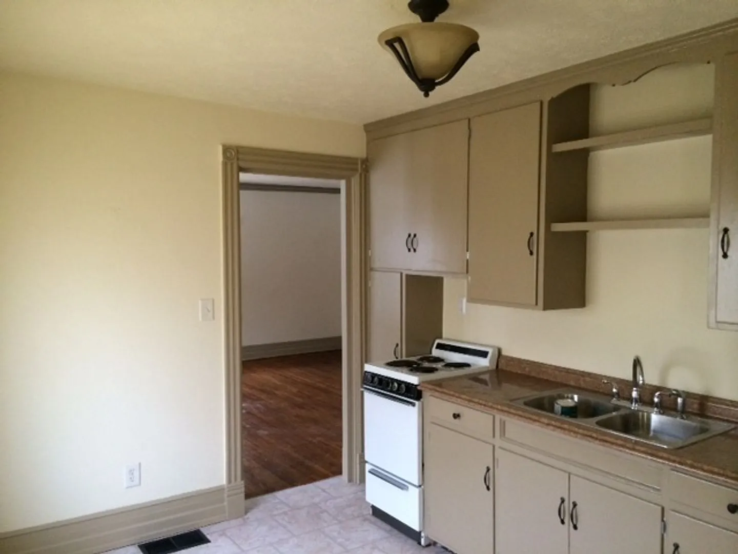 884 Grove St — Photo 3