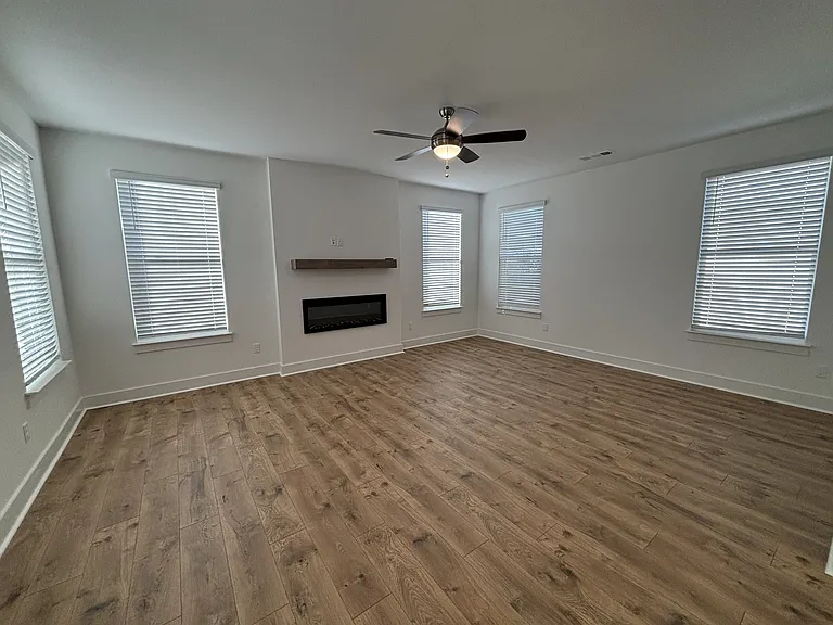 1008 Timothy Ln — Photo 2