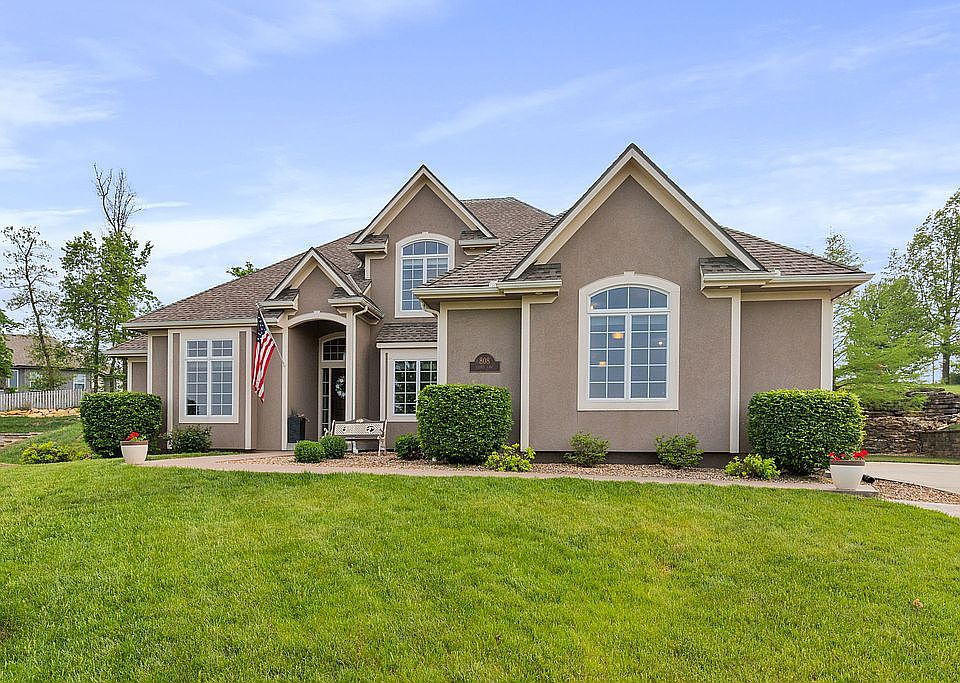 1st image of 808 SE Cedrus Ln