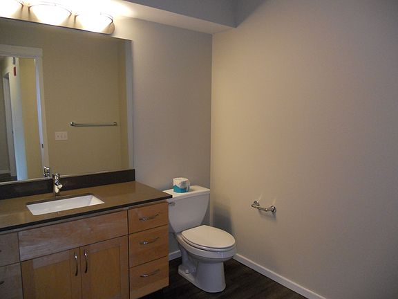 Bright, spacious bathroom w/ great storage