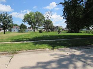 615 S Sycamore St, Monticello, IA 52310
