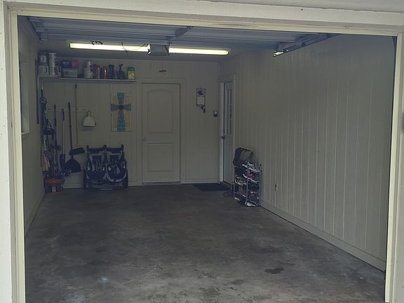 3rd image of 911 S Welhausen Ave