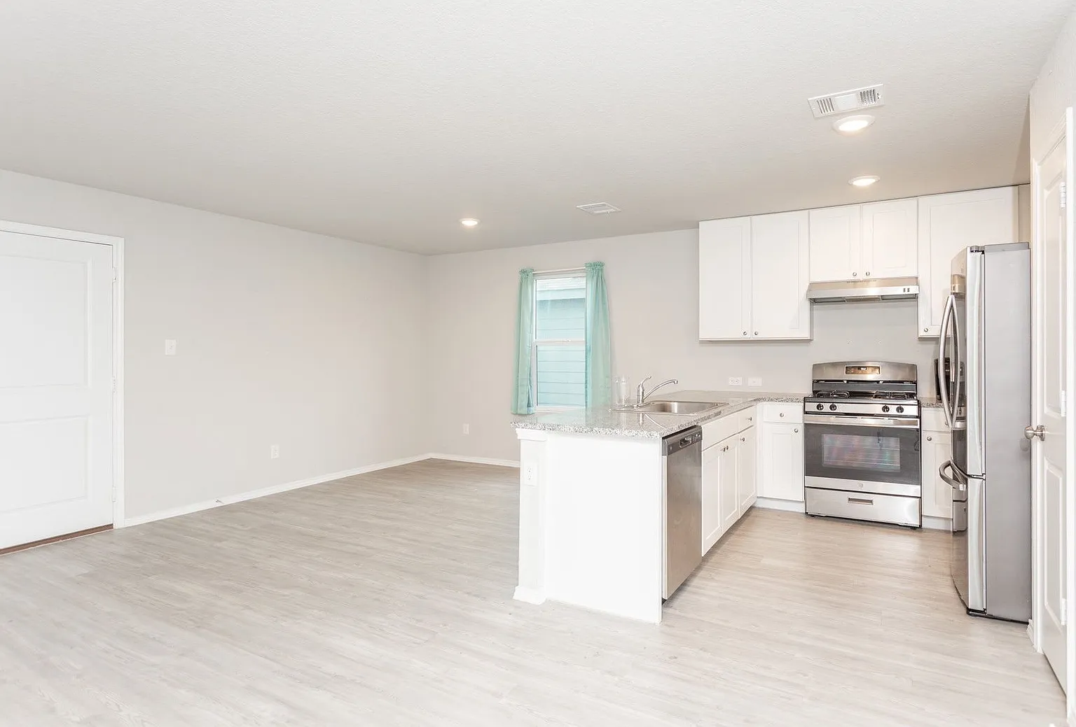 4 bed, 2.5 bath, 1952 sqft, $1,950 — Photo 3