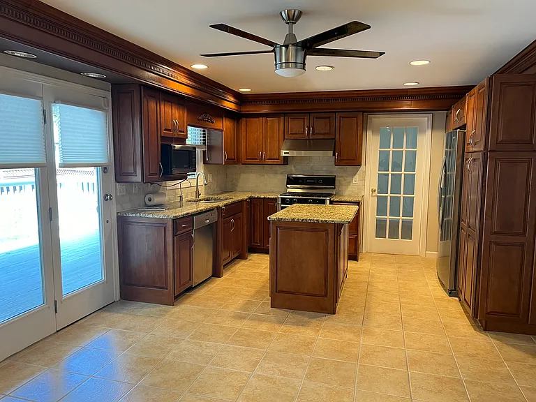 476 Wilson St — Photo 3