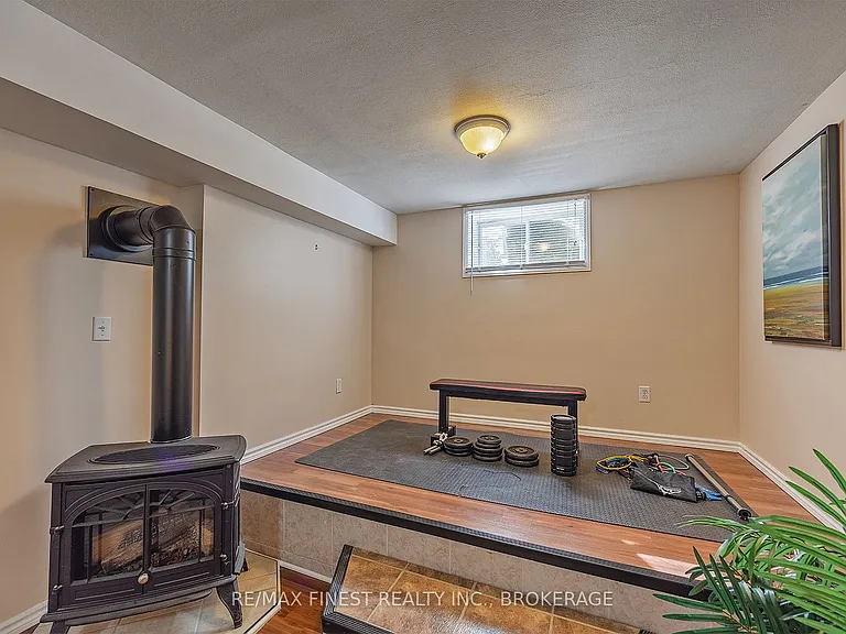 1256 Brackenwood Cres — Photo 34