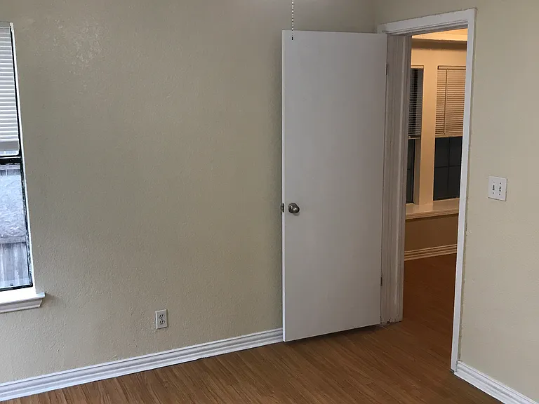1121 Houston Dr — Photo 17