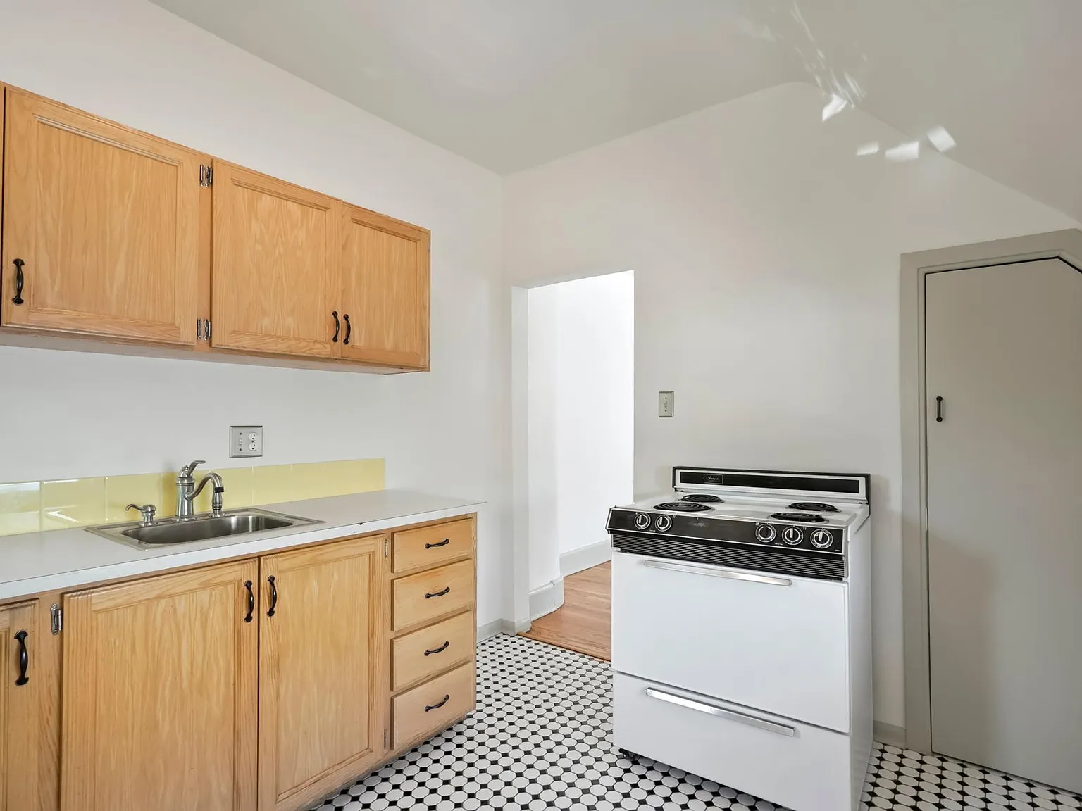 278 S Lincoln St — Photo 3