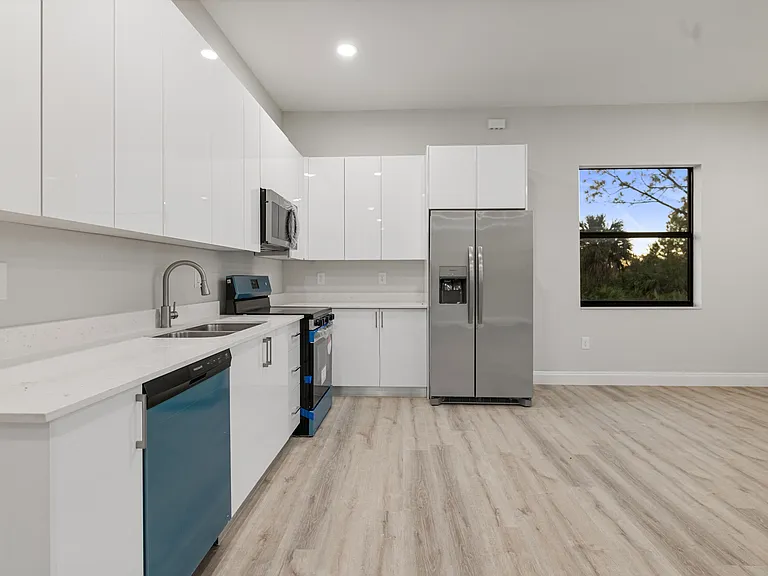 941 Elgin St — Photo 11