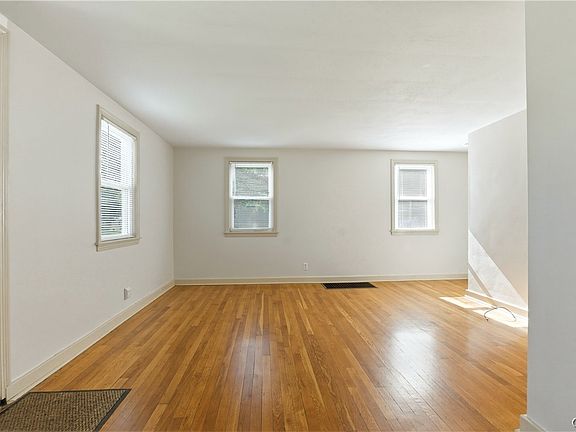 3rd image of 818 Roosevelt Ave