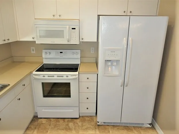 3 bed, 2.0 bath, 1408 sqft, $2,310 — Photo 3