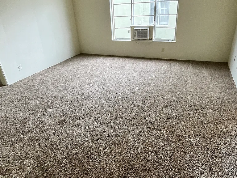 1600 E Broadway — Photo 8
